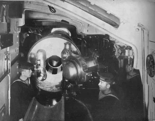 Im Inneren der Barbette eines Schlachtschiffs mit geöffnetem Verschluss einer 135-Zoll-Kanone, 1914
