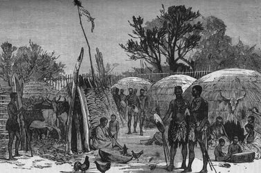 Innenraum eines Zulu-Kraals am Tugela-Fluss, ca. 1880