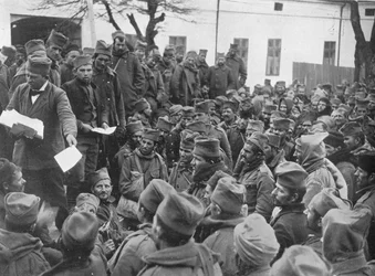 Ausgabe von Urlaubspässen an verwundete serbische Truppen in Nish, 1915