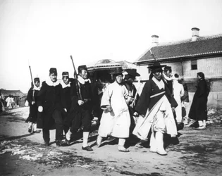 Japanischer Beamter mit einer Eskorte von Soldaten, Korea, ca. 1900