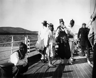 Japanische Beamte an Bord eines Schiffes, Korea, 1900