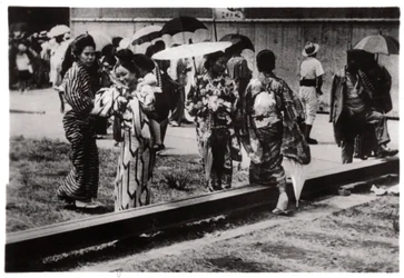 Japanische Frauen am Zeppelin-Hangar, Kasumigaura, Japan, 1929-1933