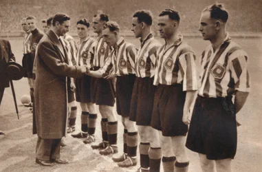 König George VI. und Königin Elizabeth besuchen das Fußballpokalfinale, 1937