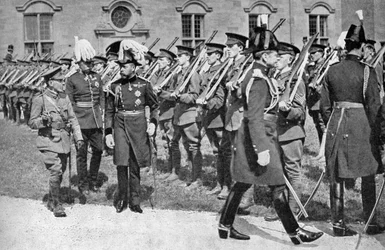 König Georg V. 1865-1936 inspiziert das OTC am Bangor University College, ca. 1920er Jahre, 1936