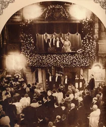 König George V und Königin Mary bei einer Royal Command Variety Performance, 1920er oder 1930er Jahre, 1935