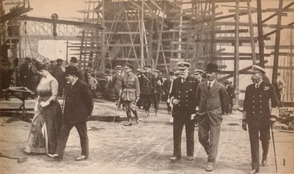 König George V. und Königin Mary in einer Werft in Sunderland während des Ersten Weltkriegs, 15. Juni 1917, 1935