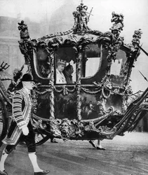 König Georg V. und Königin Mary auf dem Weg zur feierlichen Parlamentseröffnung, ca. 1930er Jahre