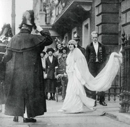 Lady Elizabeth Bowes-Lyon auf dem Weg zur Hochzeit in der Westminster Abbey, 26. April 1923, 1937