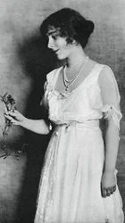 Lady Elizabeth Bowes-Lyon mit einer roten Nelke, 1923, 1937