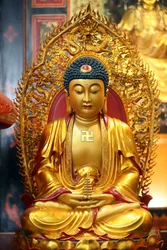 Leong San buddhistischer Tempel. Goldene Buddha-Statue. Singapur