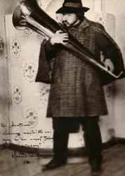 Leonid Andrejew, russischer Autor, spielt ein Musikinstrument