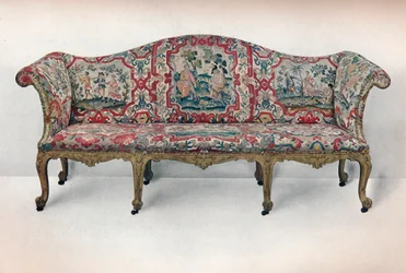 Langes gepolstertes Sofa: Serpentinenform, geschnitzt und vergoldet, um 1750