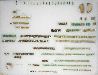 Lose Perlen und zwei Endstücke, 1980-1801 v. Chr.