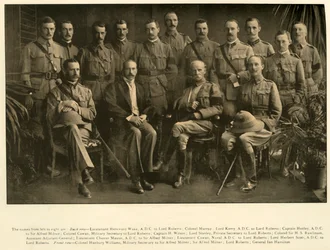 Lord Roberts und Sir Alfred Milner mit ihren persönlichen Stäben, 1900, 1901