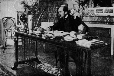 M. Rostand in seiner Bibliothek, um 1902