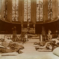 Provisorische Baracken in einer Kirche, Marne, Nordfrankreich, 1914
