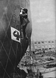 Anpassungen am Netz eines Ballons vor dem Anbringen des Korbes, ca. 1935-1937