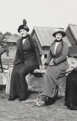 Maria Evgenyevna Golovina, Sekretärin von Rasputin rechts und Julia Alexandrovna Den, 1912-1913