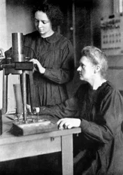 Marie Curie, polnisch-französische Physikerin, und ihre Tochter Irene, 1925