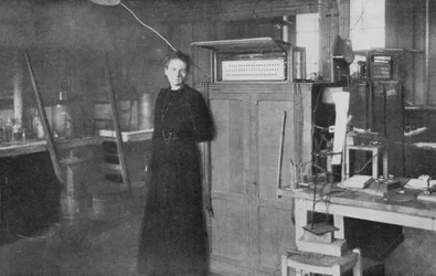 Marie Curie, polnisch-französische Physikerin, in ihrem Labor