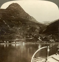 Marok und die dahinter liegenden Riesenhöhen, S.S.O. vom Geirangerfjord, Norwegen, ca. 1905