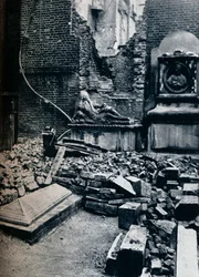 Meisterhaus: mit Grabstein zur Erinnerung an Oliver Goldsmith, 1941