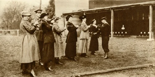 Mitglieder der WRNS beim Revolvertraining, 1915, 1935