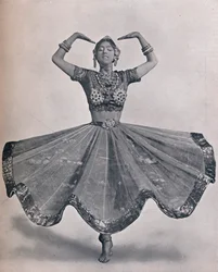 Miss Ruth St. Denis in ihrem bemerkenswerten ostindischen Tanz im Aldwych Theatre, 1906