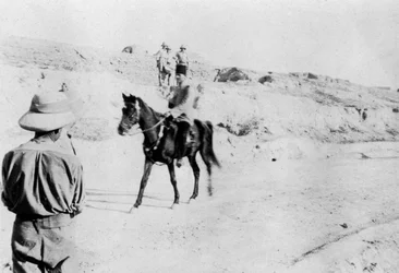 Berittener türkischer Offizier verlässt Mosul, Mesopotamien, Erster Weltkrieg, 1918