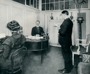 Mr. Sandow bei seiner täglichen Korrespondenz, ca. 1898