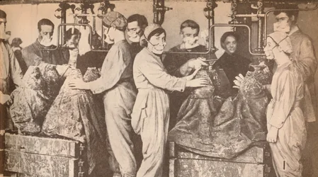 Munitionsarbeiter mit Atemschutzmasken beim Befüllen von Granaten mit Trinitrotoluol (T.N.T.), um 1916