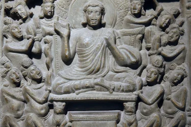 Nationalmuseum von Indien, Delhi. Ayaga-Fries, der Szenen aus Buddhas Leben und den Jatakas darstellt. Ikshvaku, 3. Jahrhundert n. Chr. Nagarjunakonda, Andhra Pradesh. Grauer Kalkstein. Detail. Indien
