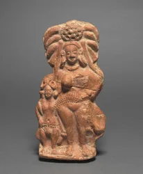 Naturgöttin Yakshi mit Zwerg-Hermaphrodit, ca. 100 v. Chr.