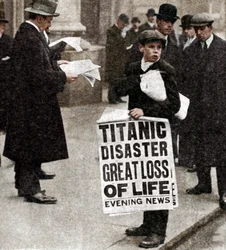 Zeitungsjunge mit Nachrichten über die Titanic-Katastrophe, 14. April 1912