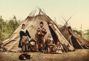 Norwegen. Lappen (Samen) - Familie vor einem Zelt