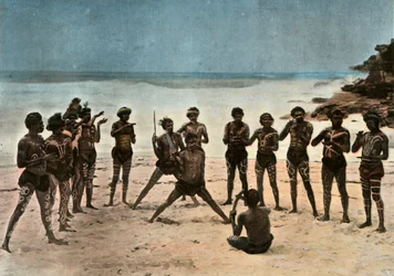 Neuguinea. Tanz der bunt bemalten Papuas, Papua-Neuguinea. Stammes-Papua-Tanz, 1900