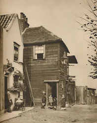 Alte Häuser in Highgate, aus deren Türöffnungen die Dorfbewohner die Kutschen vorbeifahren sahen, um 1935