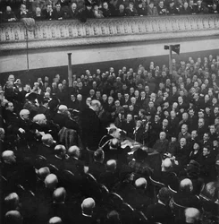 Am 27. Januar sprach Herr Churchill vor einem Publikum in der Free Trade Hall, Manchester, 1913, 1945