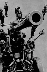 Ins Ziel! - Eine 3,7-Zoll-Geschützmannschaft bei der Gefechtsübung, 1943
