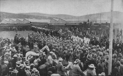 Eines der schmerzhaften Ereignisse des Krieges: Gefangene britische Truppen marschieren nach Pretoria, 1902