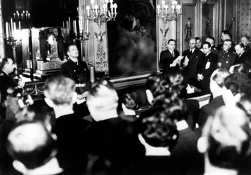 Otto Abetz, deutscher Botschafter in Frankreich, hält eine Pressekonferenz, Paris, 15. Dezember 1940