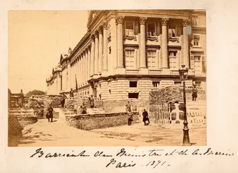 Pariser Kommune (1871): Blick auf die Barrikade des Place de la Concorde vor dem Marineministerium (Hotel de la Marine oder auch Hotel du Garde Meuble) in Paris. Anonyme Fotografie. Druck auf Karton Dim. 22x14 cm