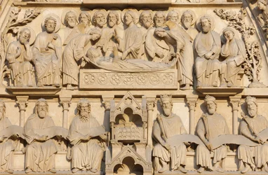 Notre-Dame-Kathedrale von Paris, Westflügel: Marientor: Maria auf ihrem Sterbebett, umgeben von Jesus und den Aposteln, Paris, Frankreich