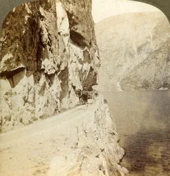 Weg durch die hohen Klippen für eine Straße um den Oifjords-See, Norwegen, 1905