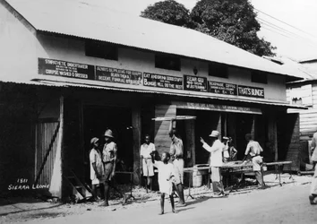 Menschen vor einem Bestattungsunternehmen, Sierra Leone, 20. Jahrhundert