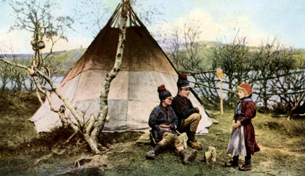 Menschen mit einem traditionellen Zelt, Lappland, Schweden, ca. 1923
