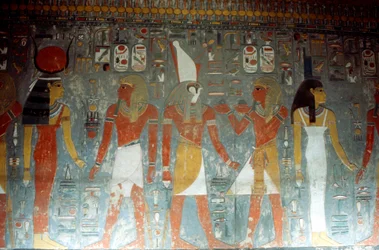 Pharao Horemheb mit der Göttin Isis und dem Gott Horus, Altägyptisch, 14. Jahrhundert v. Chr.