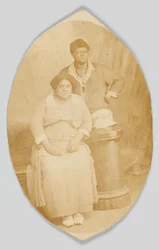 Fotopostkarte von zwei unbekannten Frauen, 1918-1930
