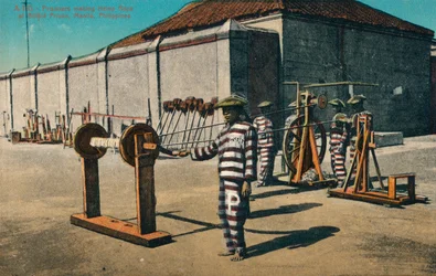 Gefangene beim Hanfseilherstellen im Billbid-Gefängnis, Manila, Philippinen, ca. 1900