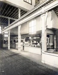 Öffentlicher Bequemlichkeitsstand mit Postkarten-, Süßigkeiten- und öffentlichen Stenographenständen im Palast der Manufakturen auf der Weltausstellung 1904